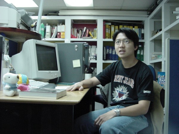 2002年,当时小熊辞职, 租用了工厂大厦一个书桌, 一边做 Freelance 一边做LF2 凭著热情,不屈不挠