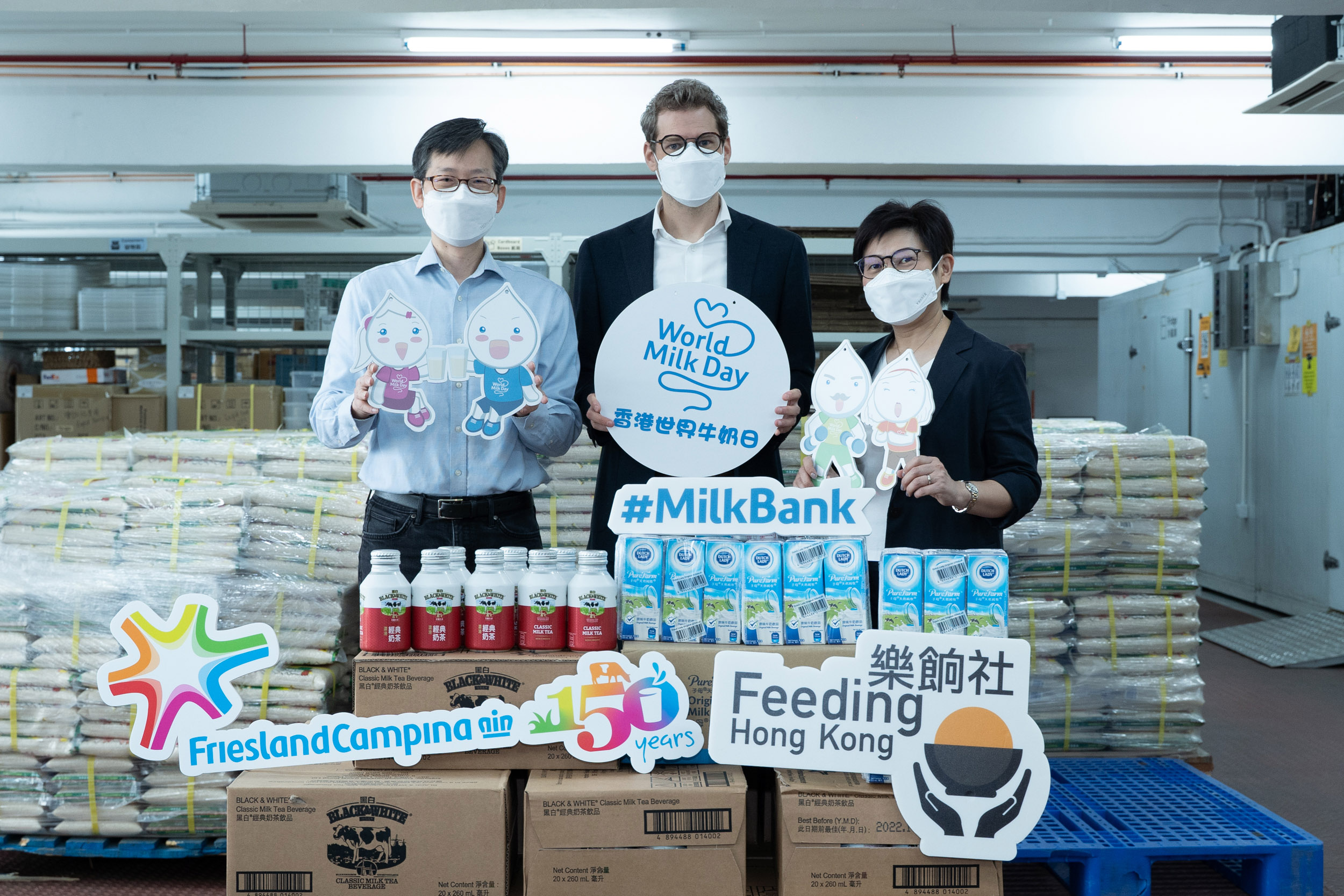 菲仕蘭(香港)有限公司財務總監Kai de Klerk先生(中)、菲仕蘭食品飲料(香港)有限公司市場及銷售總監馮傑瑩女士(右)和樂餉社項目總監梁建輝(左)一同慶祝全港首個「牛奶銀行」計劃成立。