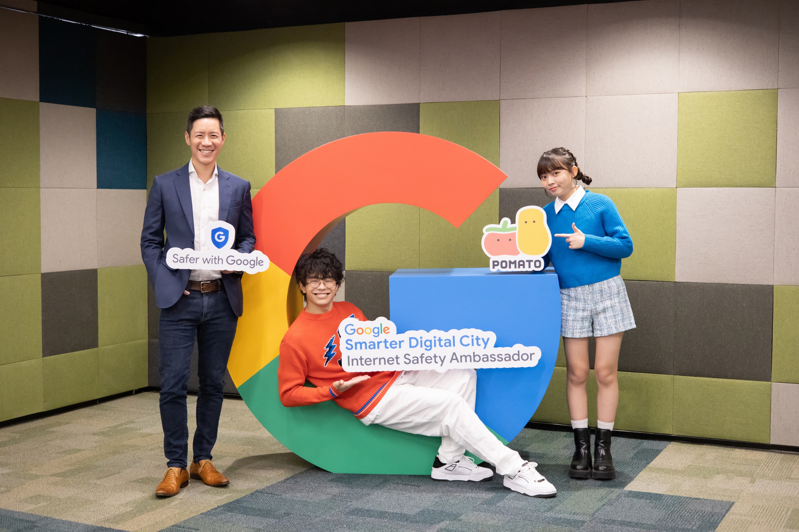 Google 香港銷售及營運總經理余名德（左）與 Google 香港智慧數碼城市網絡安全大使、本地 YouTube 創作團體小薯茄成員程人富（中）及童童（右）攜手推廣網絡安全知識