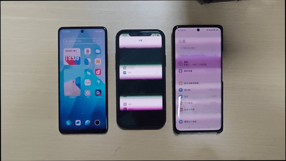 左:iQOO Z8 中:iPhone 右 某國產安卓旗艦 一目了然 而且屏幕色彩還很准 圖源:品玩:ByArsT攝 左:iQOO Z8 中:iPhone 右 某國產安卓旗艦 一目了然 而且屏幕色彩還很准 圖源:品玩:ByArsT攝