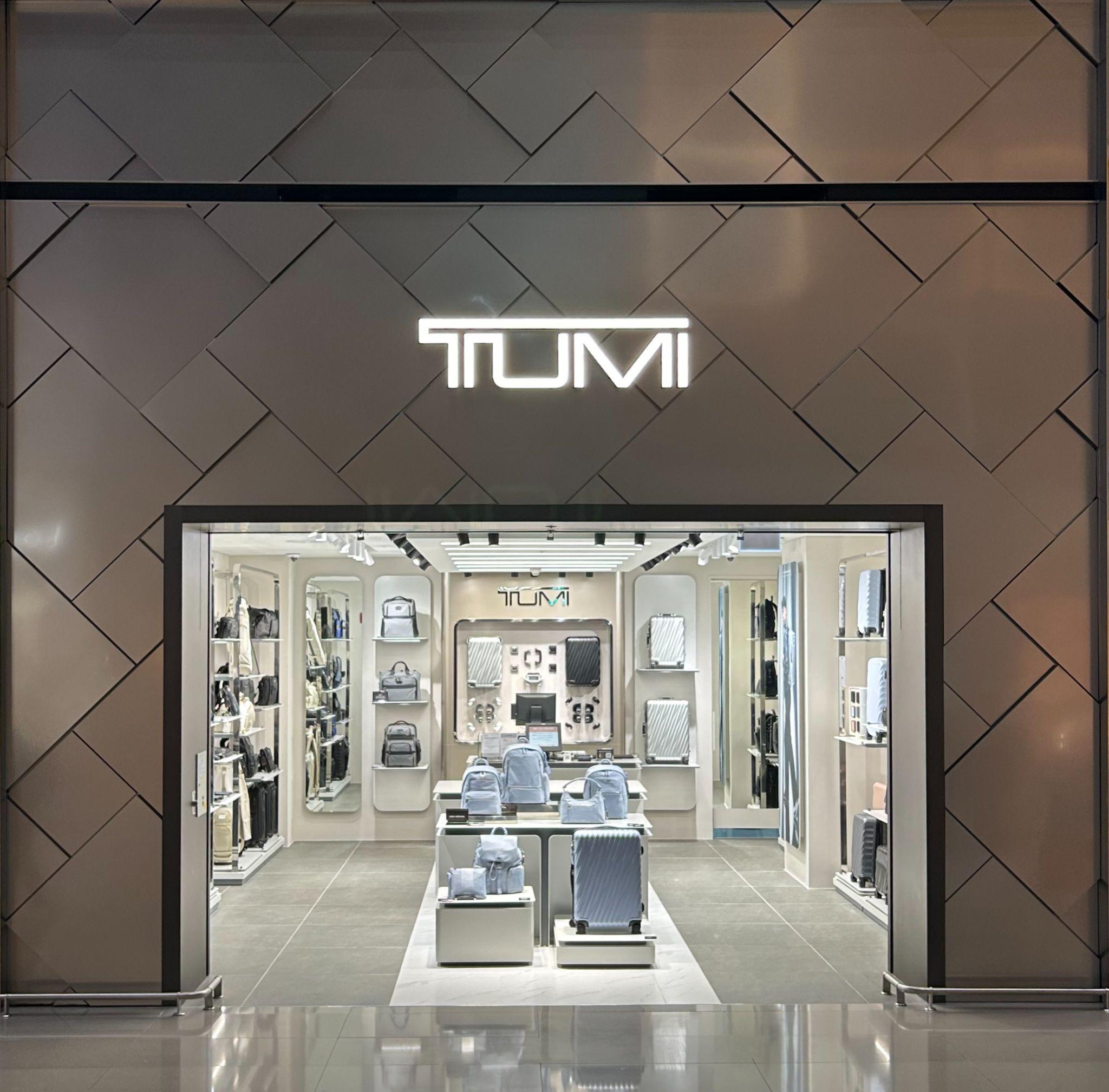 TUMI 仁川國際機場專門店近 19 呎高的立面